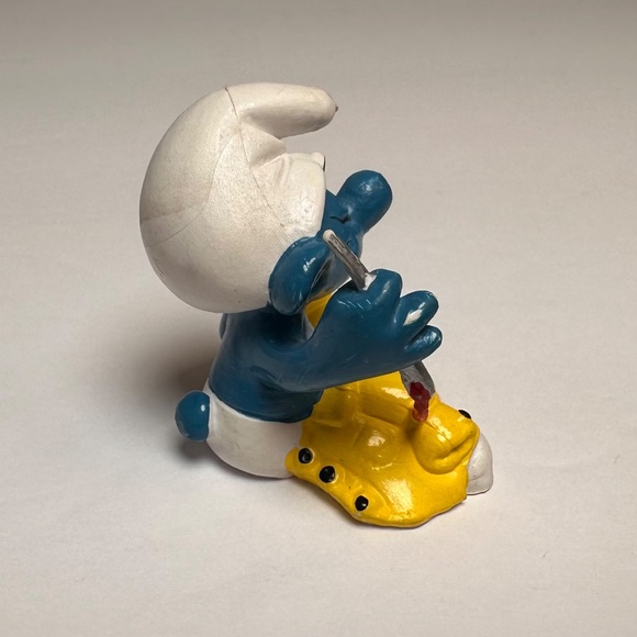 Vintage Sewing Smurf Figurine 1981 Schleich Peyo Portugal Smurfs Tailor - Picture 4 of 8